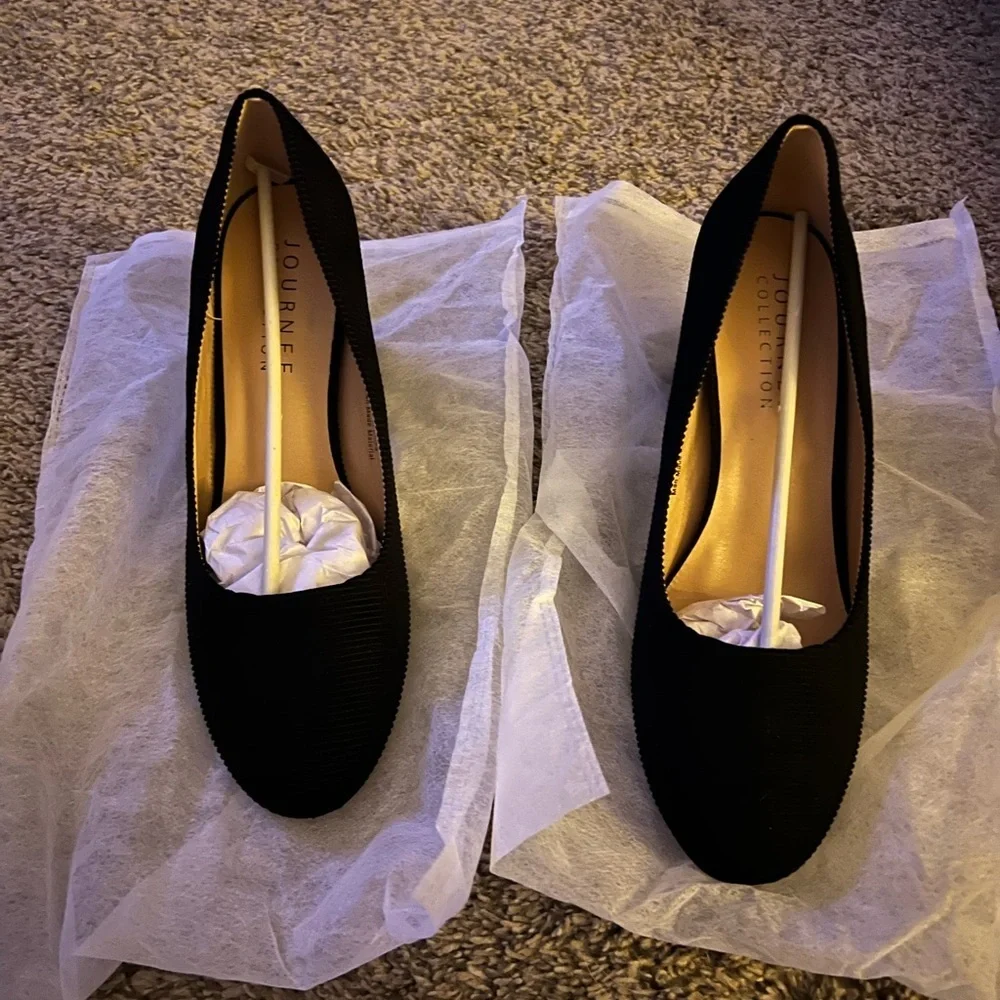 Journee Fai Pumps